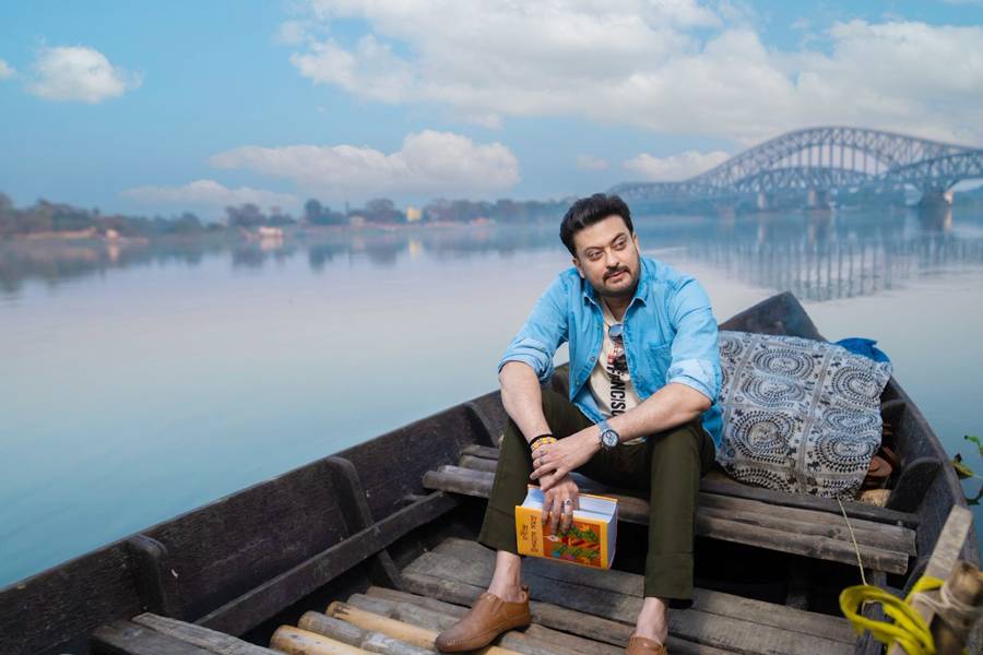 নৌকাবিহারে সাহেব চট্টোপাধ্যায়।