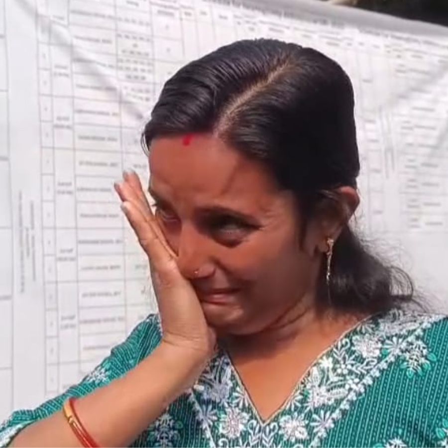 প্রশাসনিক ভবনের সামনে কান্নায় ভেঙে পড়েছেন মানু মিত্র।