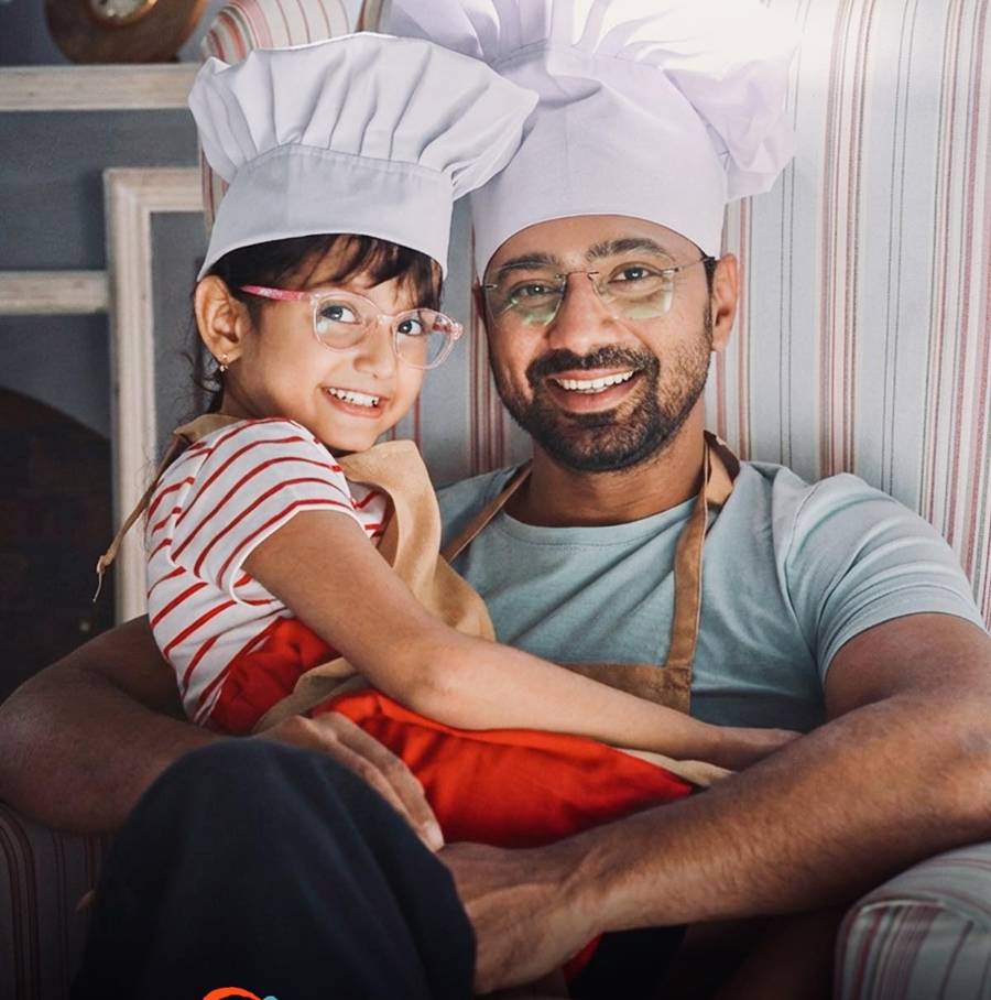 শিশুশিল্পী অনুমেঘা কাহালির সঙ্গে দেব।