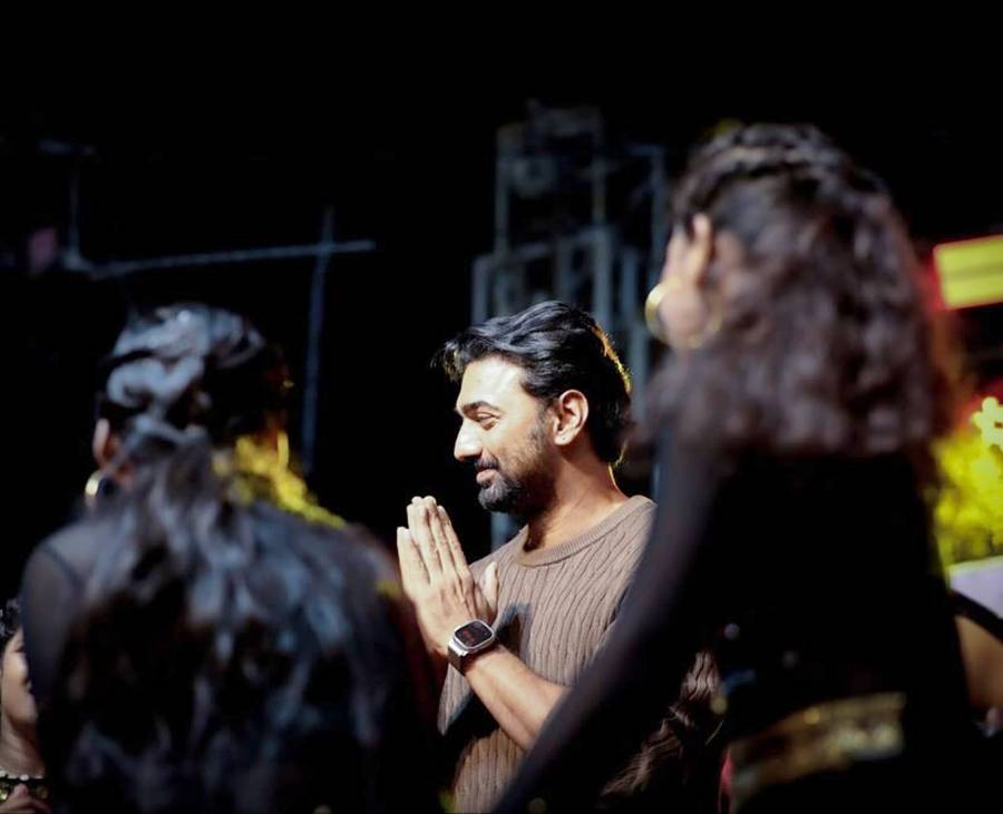 অনুরাগিণীদের সঙ্গে দেব।