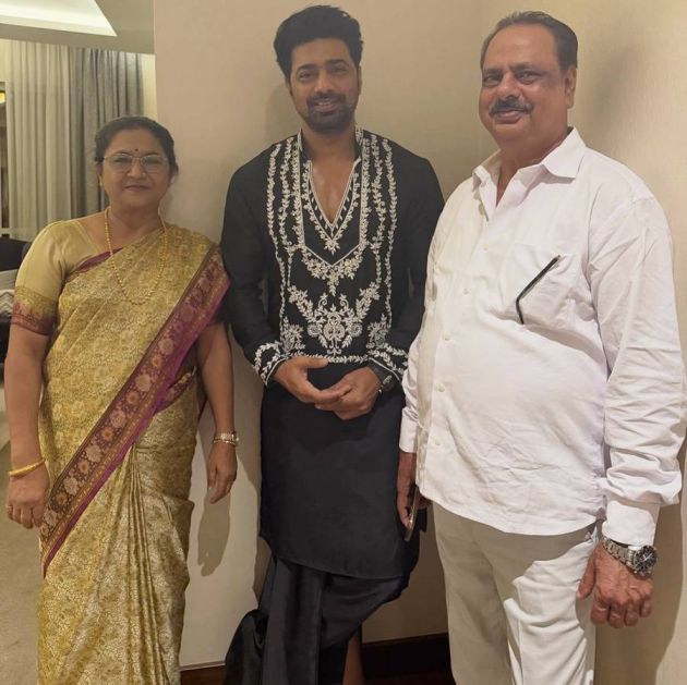 মা-বাবার সঙ্গে দেব।