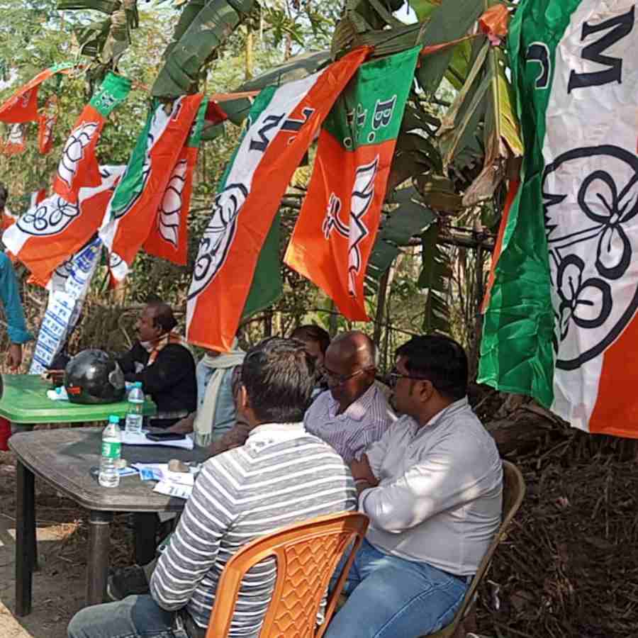 পূর্ব মেদিনীপুরের চণ্ডীপুরে গোবর্ধনপুর সমবায় সমিতির ভোটকেন্দ্রের বাইরে অস্থায়ী শিবির। রবিবার ভোট হয় এই সমবায়ে।