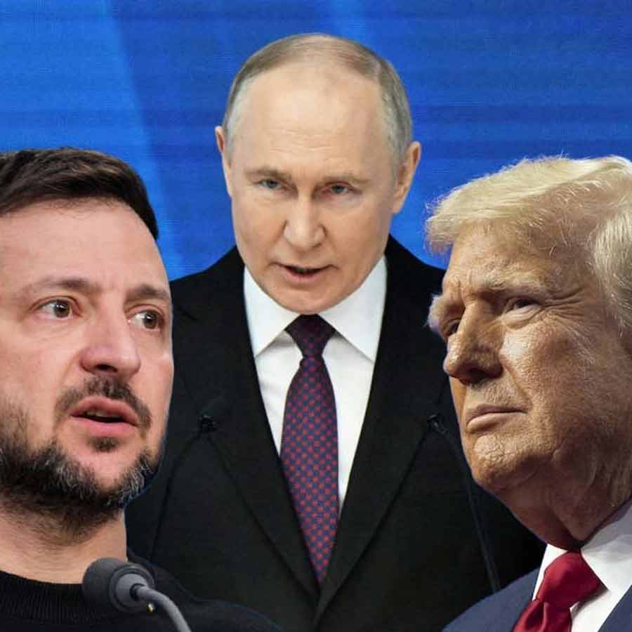 (বাঁ দিক থেকে) ভলোদিমির জ়েলেনস্কি, ডোনাল্ড ট্রাম্প এবং ভ্লাদিমির পুতিন।
