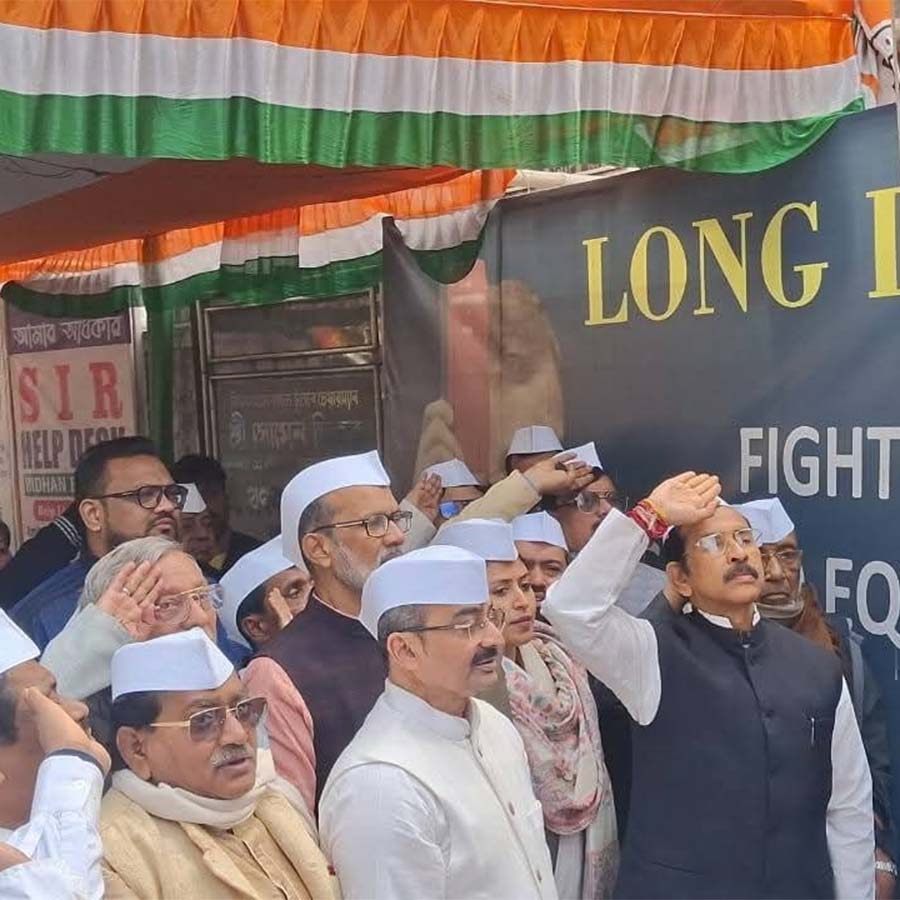 কংগ্রেসের প্রতিষ্ঠা দিবসে পতাকা উত্তোলন। বিধান ভবনে।