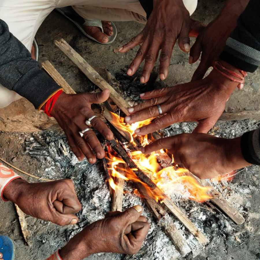 প্রবল ঠান্ডায় আগুনে হাত সেঁকে নেওয়ার চেষ্টা। সোমবার হুগলিতে।