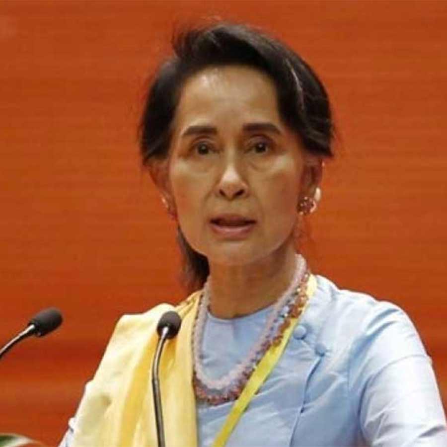 নোবেলজয়ী নেত্রী আউং সান সু চি।