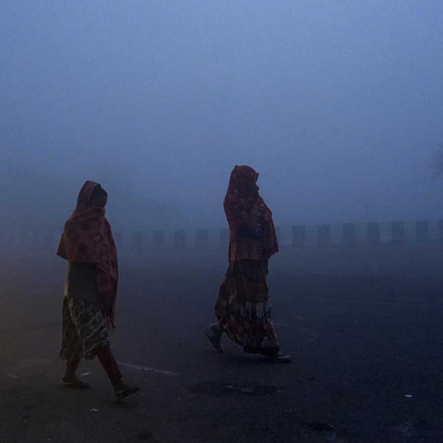 ভোরে ঘন কুয়াশায় ঢেকেছে দিল্লি।