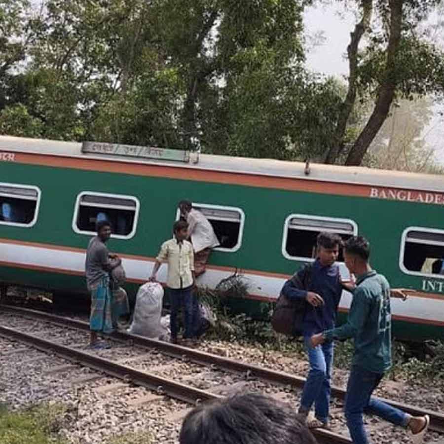 লাইনচ্যুত হওয়ার পর অগ্নিবীণা এক্সপ্রেস। সোমবার ভোরে বাংলাদেশের ময়মনসিংহে।