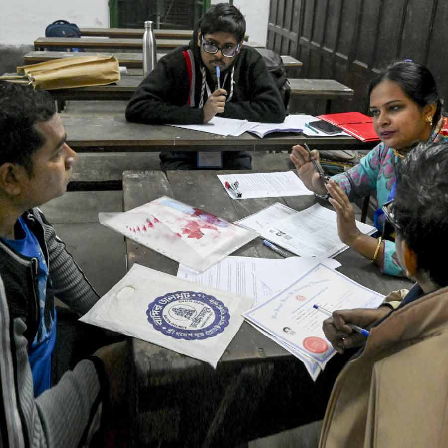 এসআইআর-এর শুনানিতে কোনও রাজনৈতিক দলের এজেন্টকে থাকতে দিচ্ছে না নির্বাচন কমিশন।