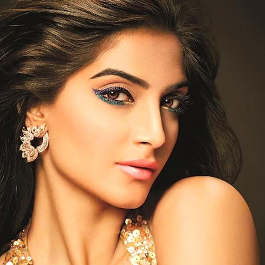 রঙের ছোঁয়ায় সাজুক আঁখি। বছর শেষে আইলাইনারে বেছে নেবেন কোন রং?