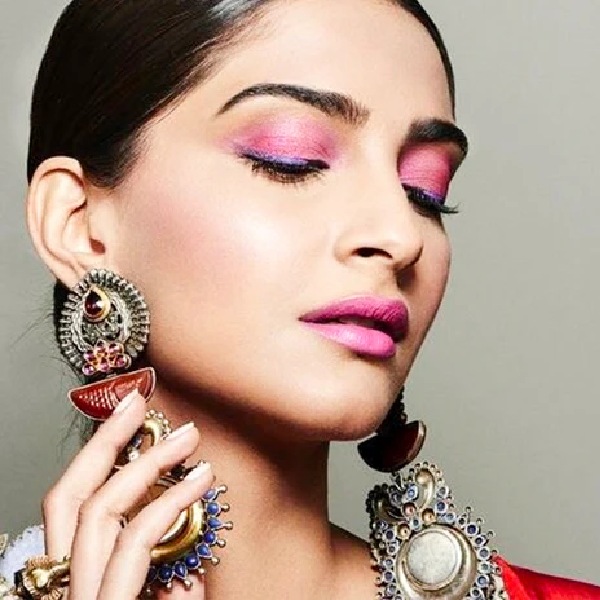 বেগনি আইলাইনার দিয়েও সাজিয়ে তোলা যায় চোখ। অভিনেত্রী সোনম কপূর সেজেছিলেন এমন ভাবেই।