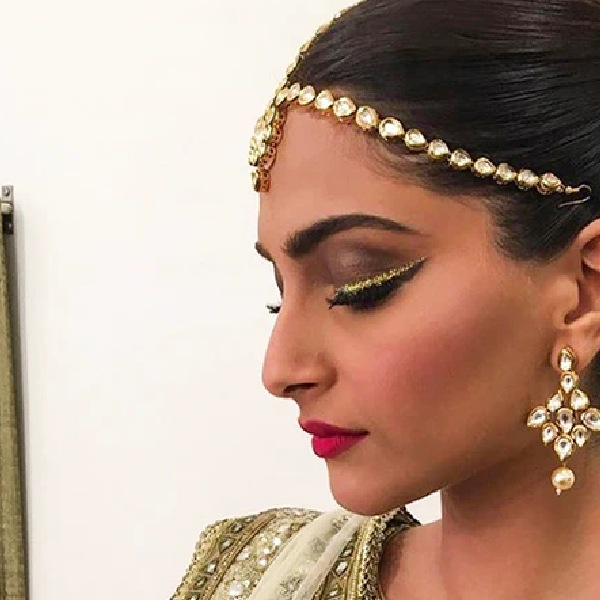 সোনালি রঙা গ্লিটারি ছোঁয়ায় অন্য মাত্রা পাক চোখের সাজ।