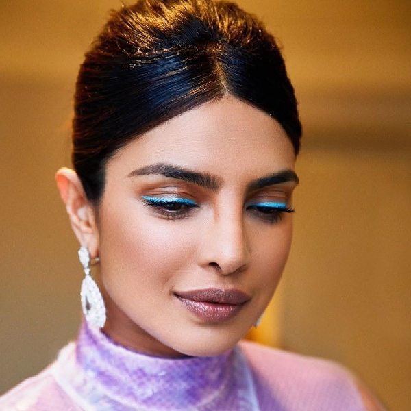 আশমানি নীলে লাইনারে সেজেছেন প্রিয়ঙ্কা চোপড়া।