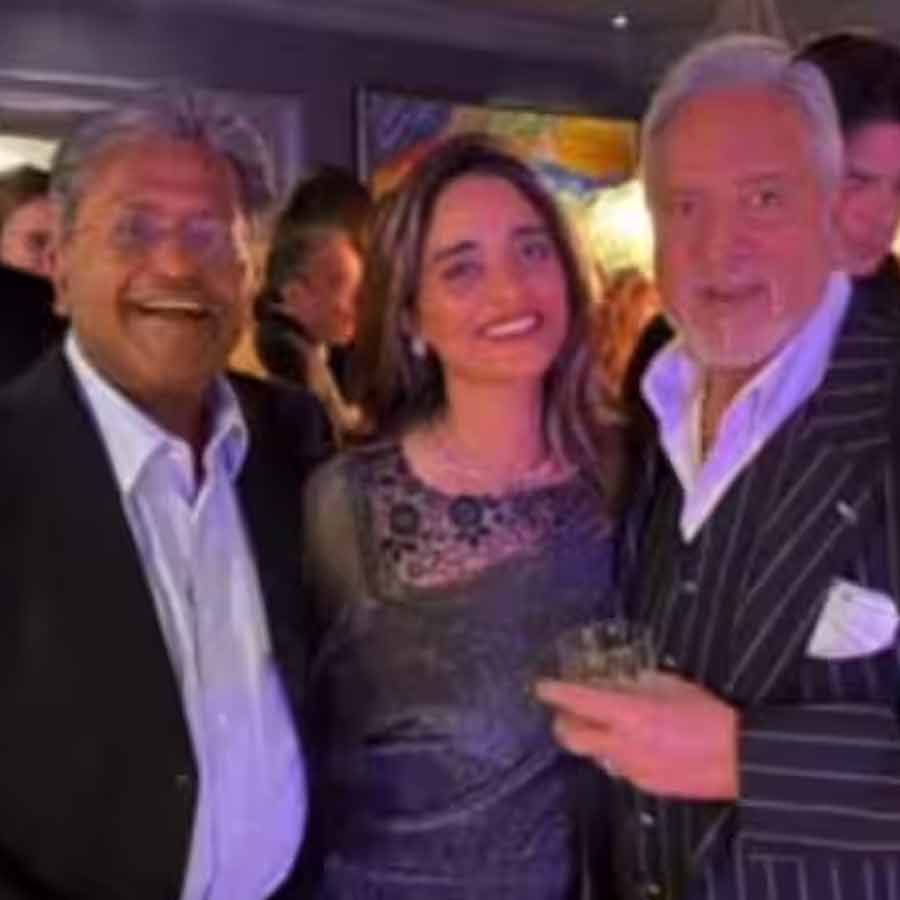 বিজয় মাল্যের (ডান দিকে) জন্মদিনের পার্টিতে ললিত মোদী (বাঁ দিকে)।