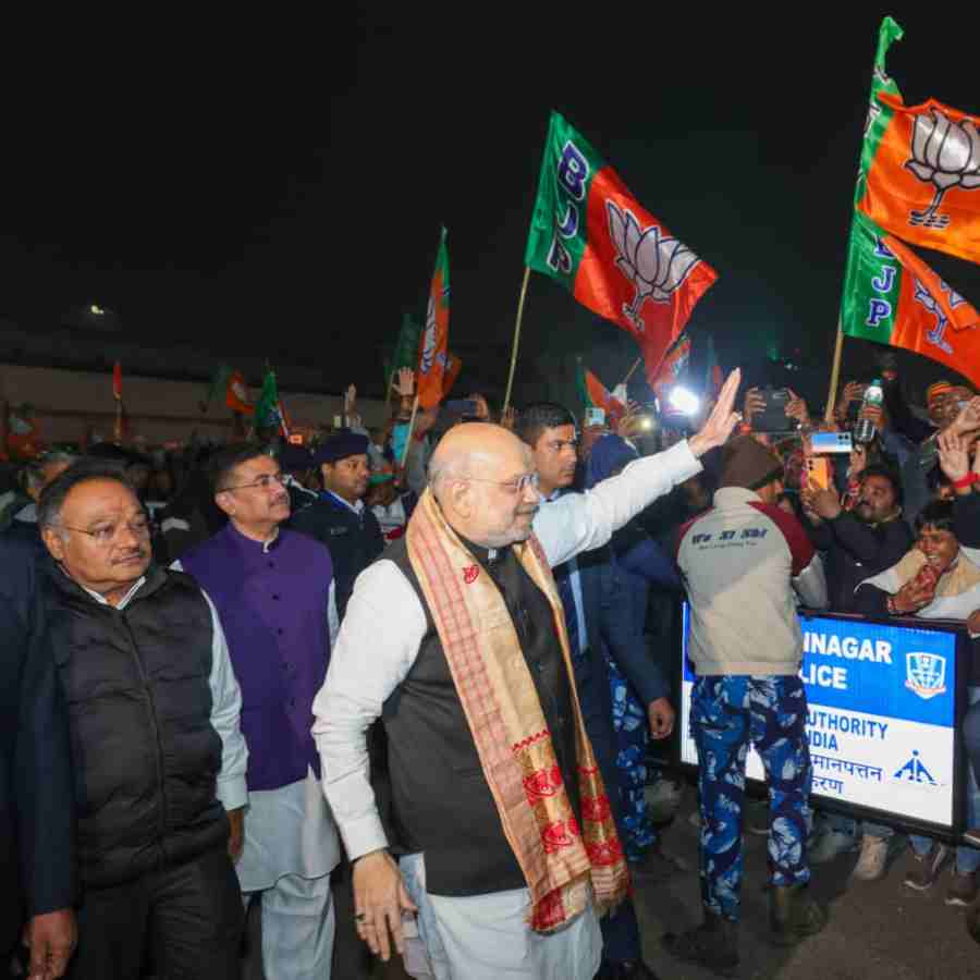 সোমবার রাতে দমদম বিমানবন্দরের বাইরে কেন্দ্রীয় স্বরাষ্ট্রমন্ত্রী অমিত শাহ। পিছনে রয়েছেন শমীক ভট্টাচার্য এবং শুভেন্দু অধিকারীও।