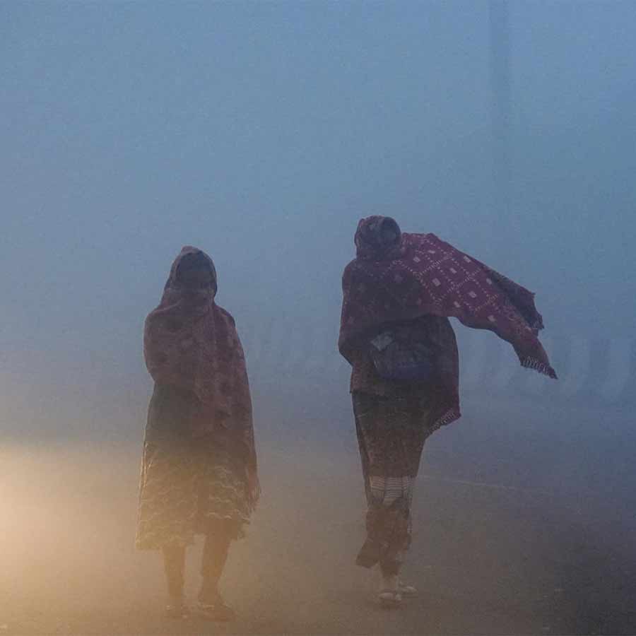 ঘণ কুয়াশায় আচ্ছন্ন দিল্লি।