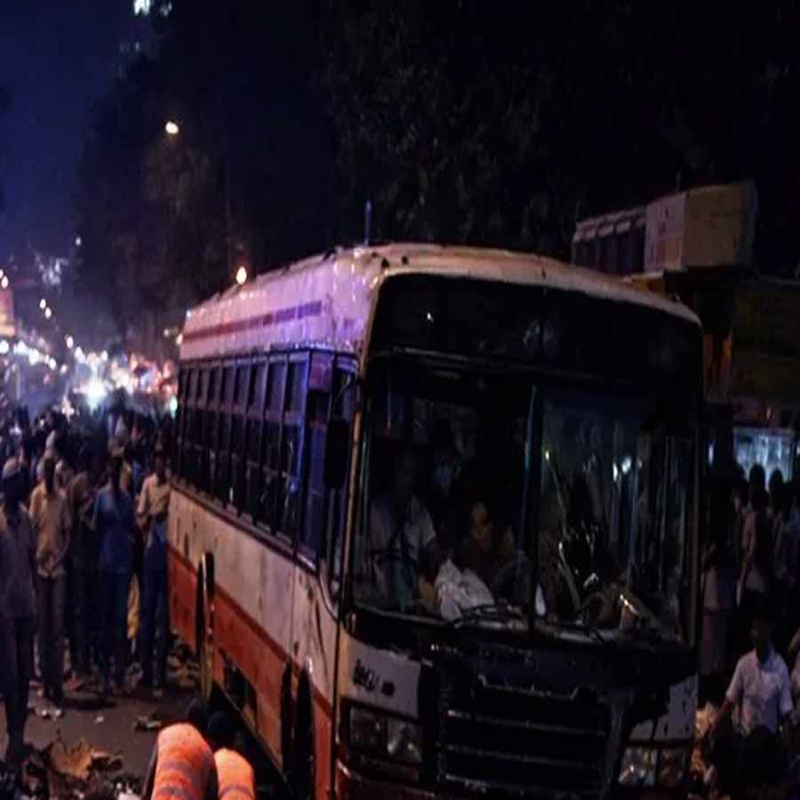 দুর্ঘটনাগ্রস্ত বাস।