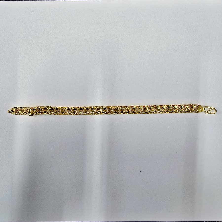 উদ্ধার হয়েছে সোনার ব্রেসলেট।