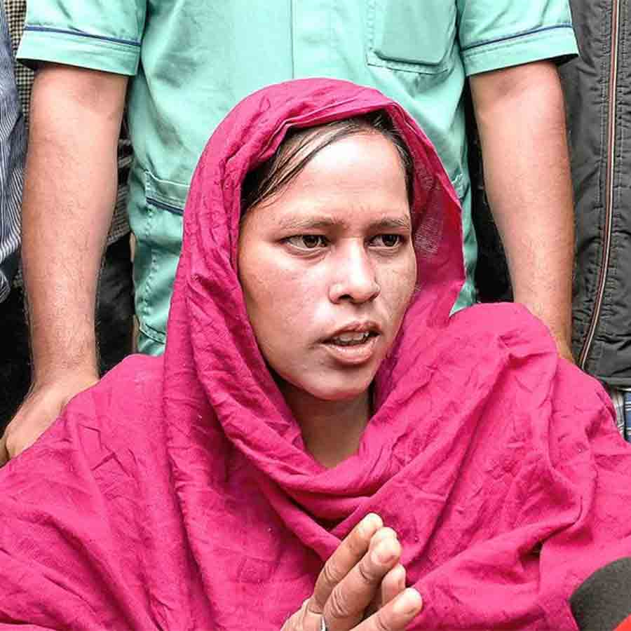 প্রত্যাবর্তন: মালদহ মেডিক্যাল কলেজ হাসপাতাল থেকে বাড়ি ফিরছেন সুনালী খাতুন। ৬ ডিসেম্বর