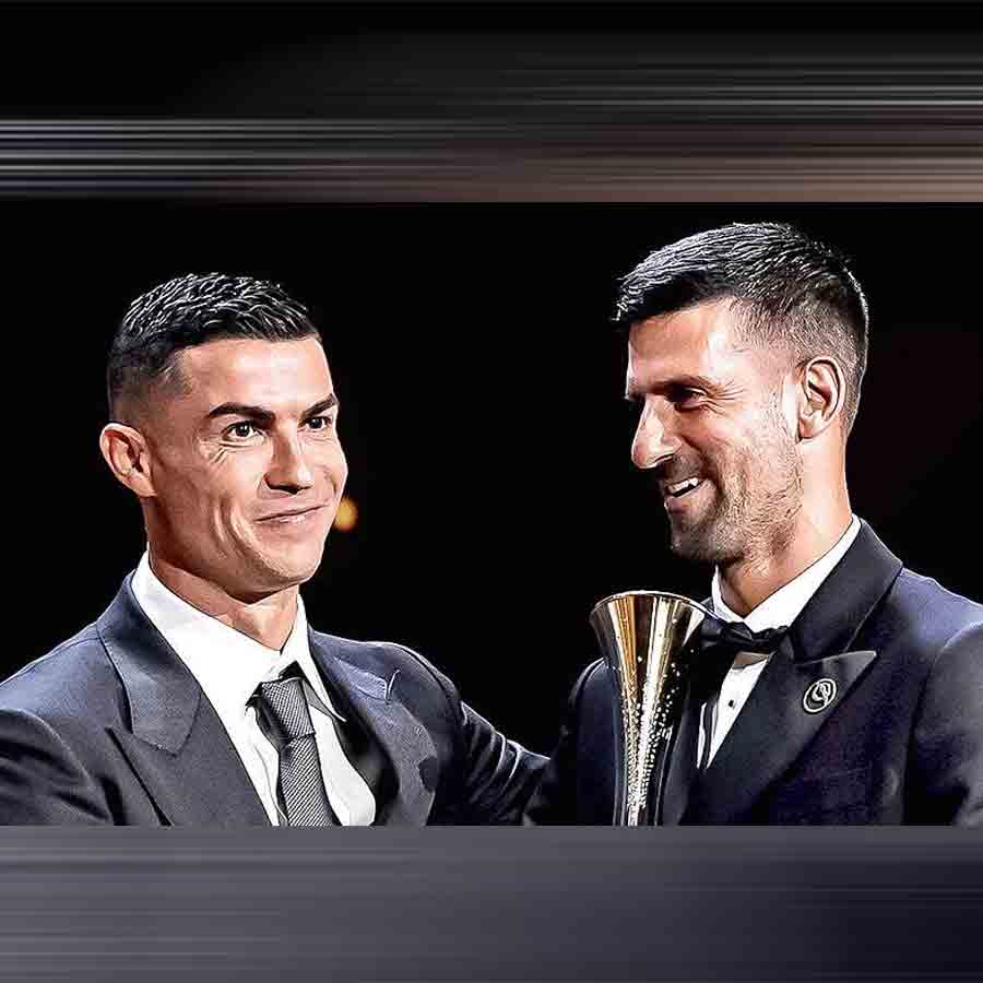 কিংবদন্তি: পুরস্কার পেয়ে আপ্লুত জোকোভিচ। পাশে রোনাল্ডো।