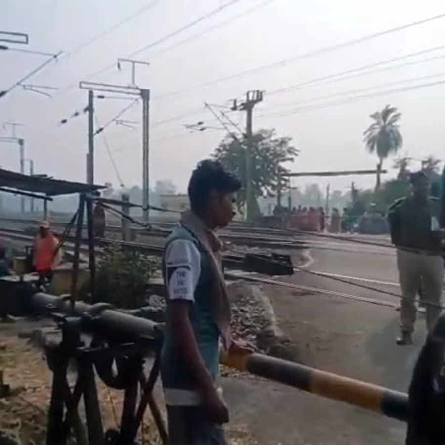 হাওড়া-বর্ধমান কর্ড শাখার পাঁচ নম্বর শিমুল রেল গেট।