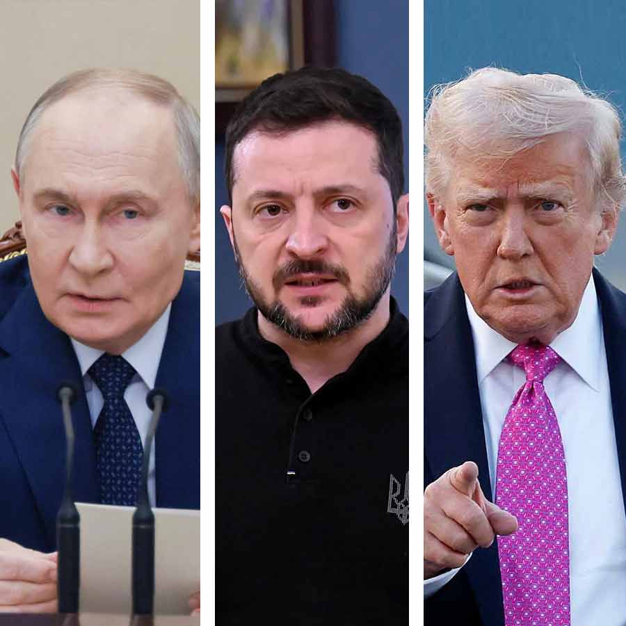 (বাঁ দিক থেকে) ভ্লাদিমির পুতিন, ভলোদিমির জ়েলেনস্কি এবং ডোনাল্ড ট্রাম্প।