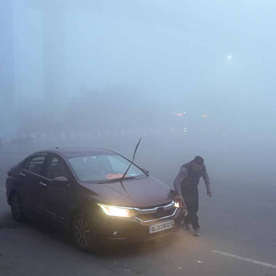 মঙ্গলবার সকালে কুয়াশাচ্ছন্ন দিল্লি।