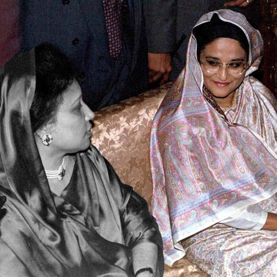 চিরপ্রতিদন্দ্বিতার চিরঅবসান। (বাঁ দিকে) খালেদা জিয়া এবং শেখ হাসিনা (ডান দিকে)।