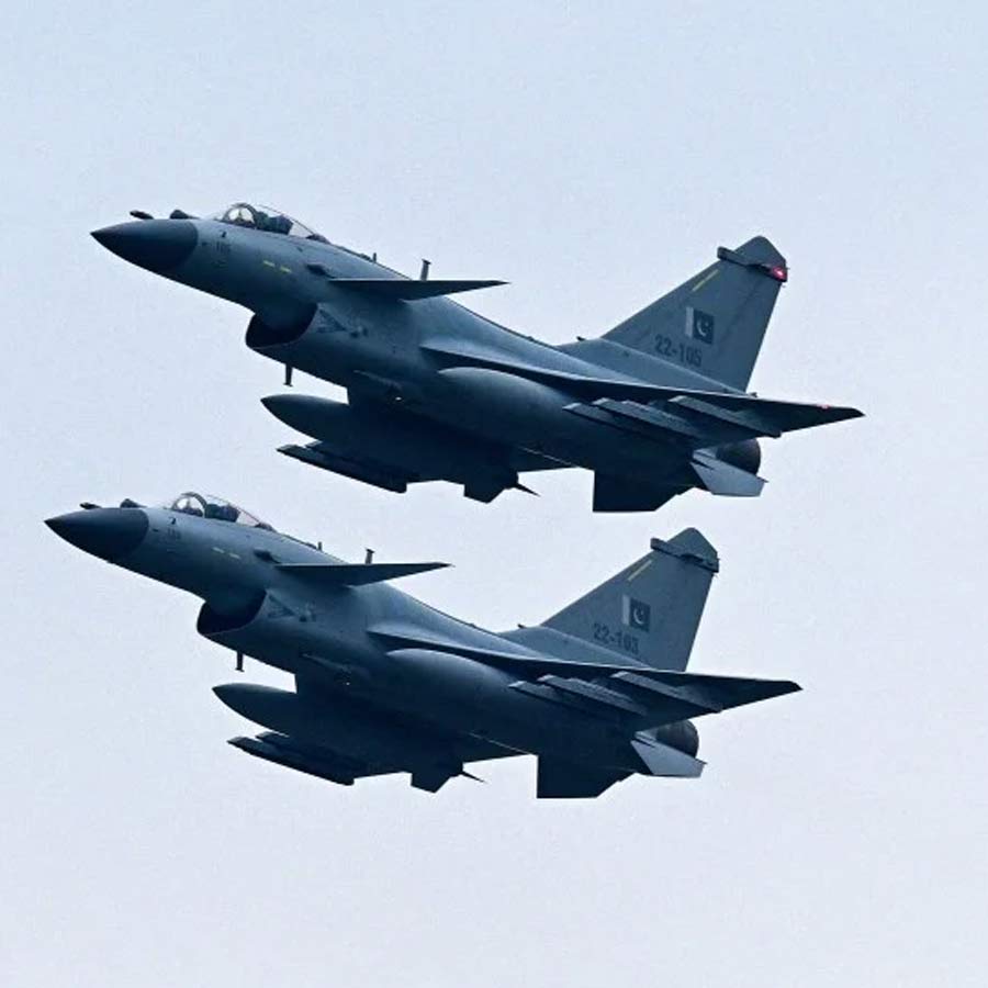 China is arming Pakistan by offering 40 fifth generation J-35 stealth fighters, may create big security threat for India