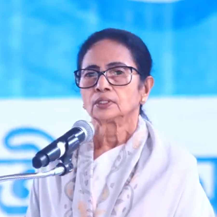 বাঁকুড়ার বড়জোড়ার জনসভায় মুখ্যমন্ত্রী মমতা বন্দ্যোপাধ্যায়। মঙ্গলবার দুপুরে।