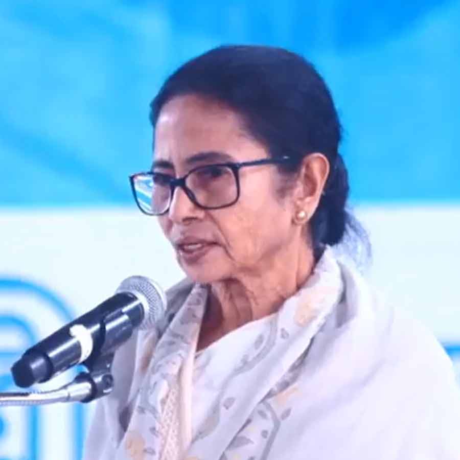 বাঁকুড়ার বড়জোড়ার জনসভায় মুখ্যমন্ত্রী মমতা বন্দ্যোপাধ্যায়। মঙ্গলবার দুপুরে।