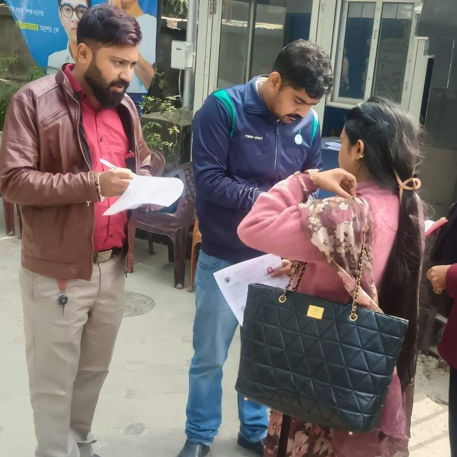 তথ্য যাচাইয়ের জন্য খতিয়ে দেখা হচ্ছে নথি। 