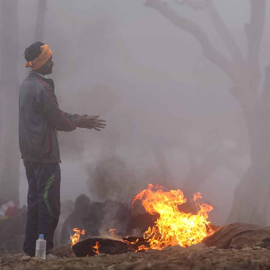Kolkata is choking on smoke from winter bonfires, leading to a rise in air pollution. Environmentalists are worried