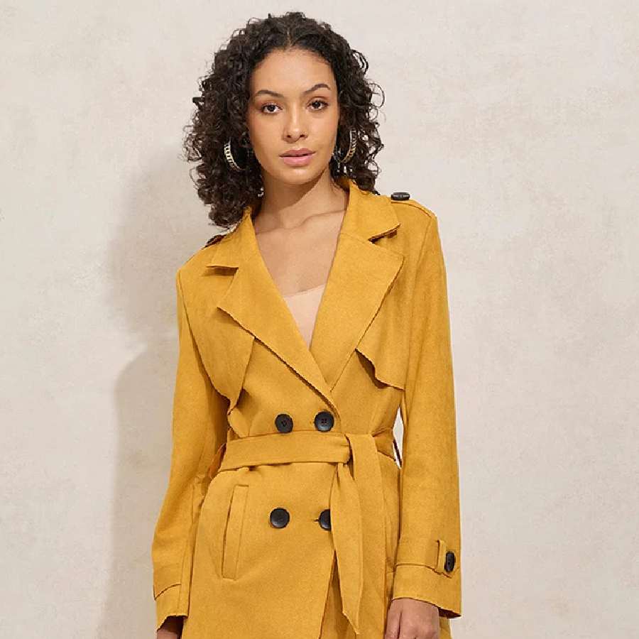 এমন উজ্জ্বল রঙের ট্রেঞ্চ কোটও পরতে পারেন।