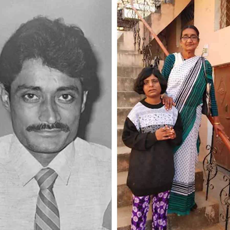 (বাঁ দিকে) মৃত রেলকর্মী ওমপ্রকাশ। (ডান দিকে কালো পোশার পরা) ওমপ্রকাশের কন্যা। ছবি: সংগৃহীত।