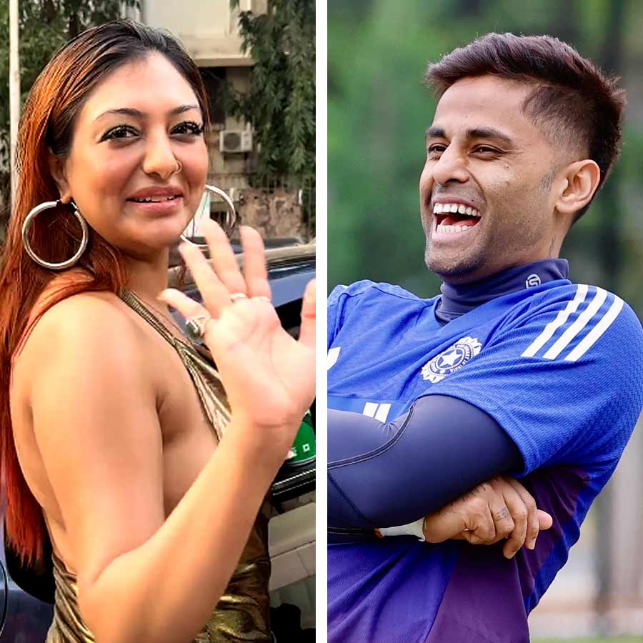 (বাঁ দিকে) খুশি মুখোপাধ্যায়, (ডান দিকে) সূর্য কুমার যাদব।