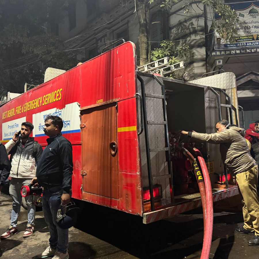 ঘটনাস্থলে দমকলের ইঞ্জিন।