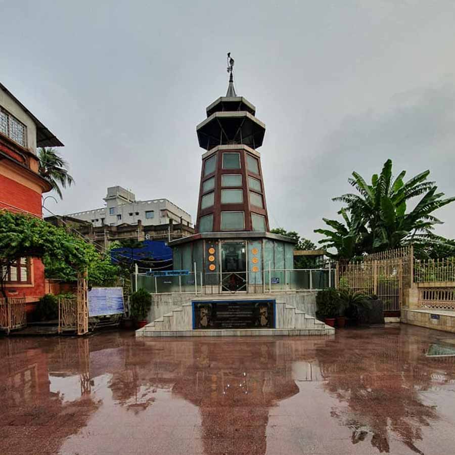 বরানগরে কাচের মন্দির। সুযোগ মতো ঘুরে আসতে পারেন এই স্থানেও।