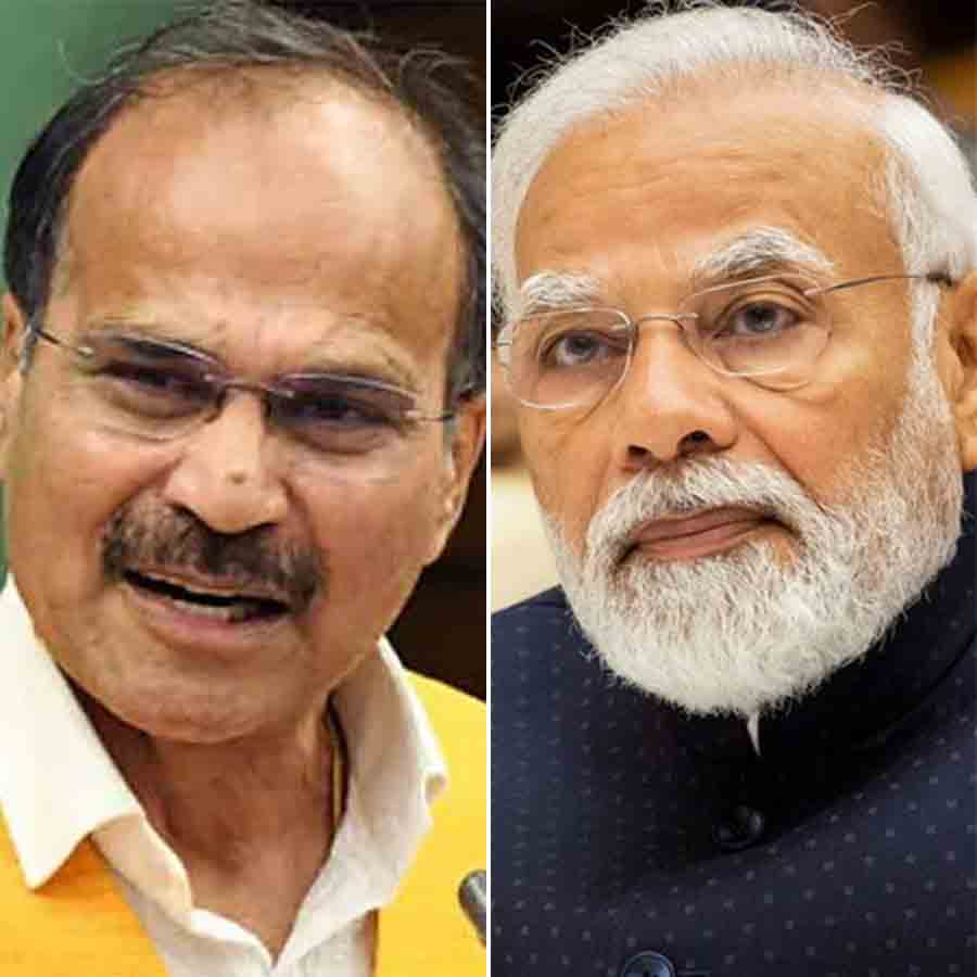 (বাঁ দিকে) অধীর চৌধুরী এবং নরেন্দ্র মোদী (ডান দিকে)।