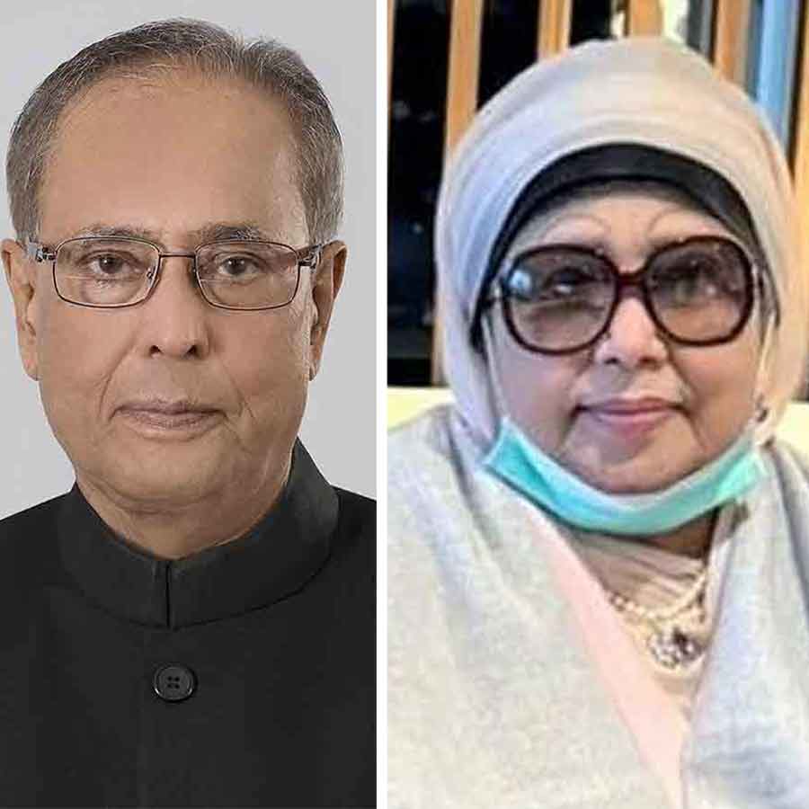 (বাঁ দিকে)  প্রণব মুখোপাধ্যায় এবং খালেদা জিয়া (ডান দিকে)।