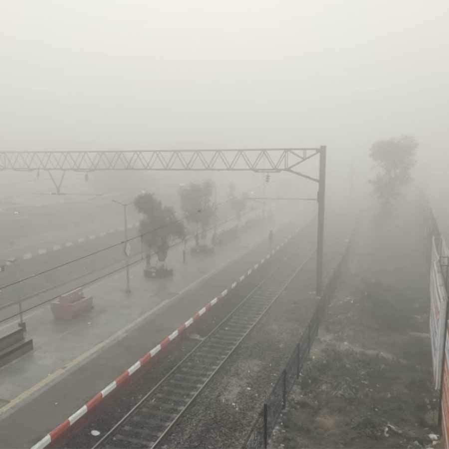 ঘন কুয়াশায় দৃশ্যমানতা অনেক কমে গিয়েছে। বুধবার ভোরে ব্যান্ডেল স্টেশনে।