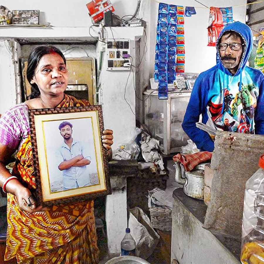 জেমস লং সরণিতে চায়ের দোকানে ছেলে শুভর ছবি নিয়ে মা ছবি প্রামাণিক।