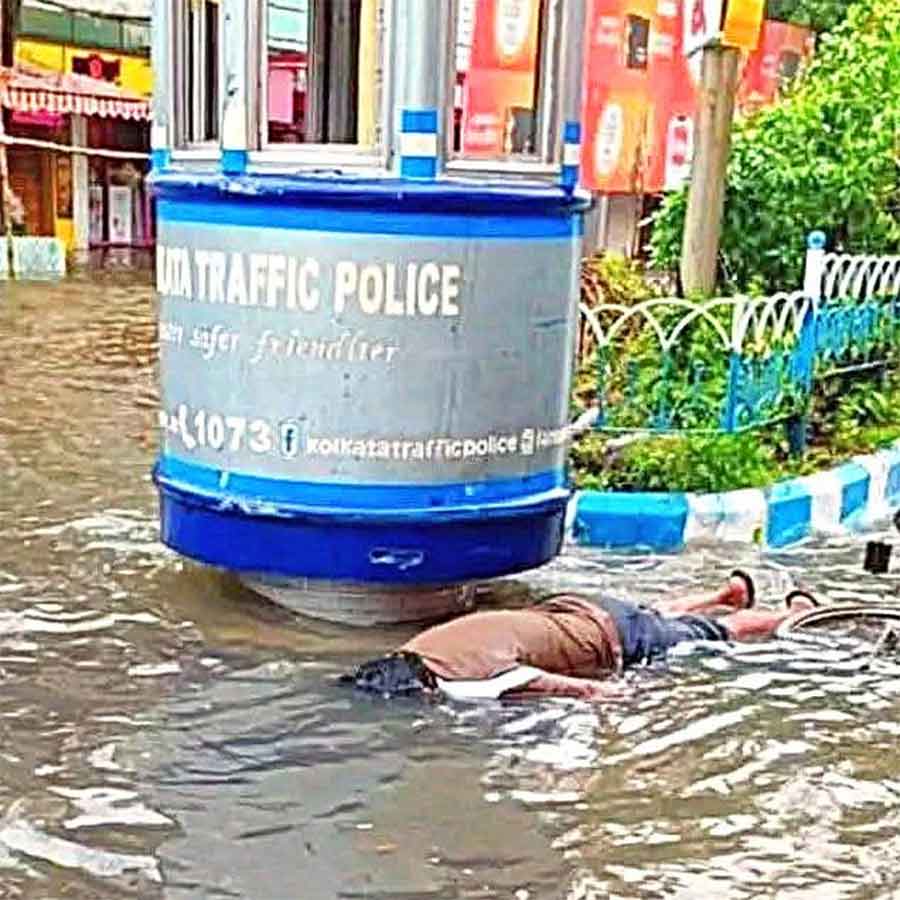 গত ২৩ সেপ্টেম্বর শহরে বিদ্যুৎস্পৃষ্ট হয়ে একাধিক মৃত্যুর পরে এ ভাবেই জমা জলে ভাসতে দেখা গিয়েছিল কারও কারও দেহ। 