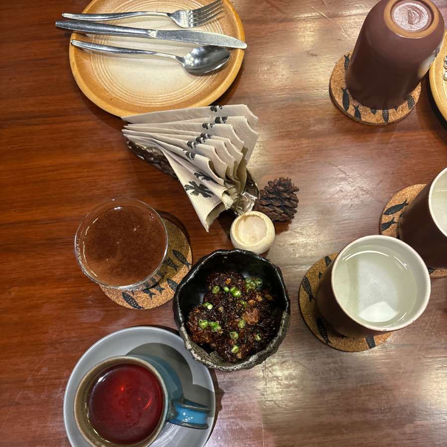 ‘খাওয়ার ঘর’-এ মধ্যাহ্নভোজন ও নৈশভোজের ব্যবস্থা হয়েছে গোটা বছর জুড়ে।