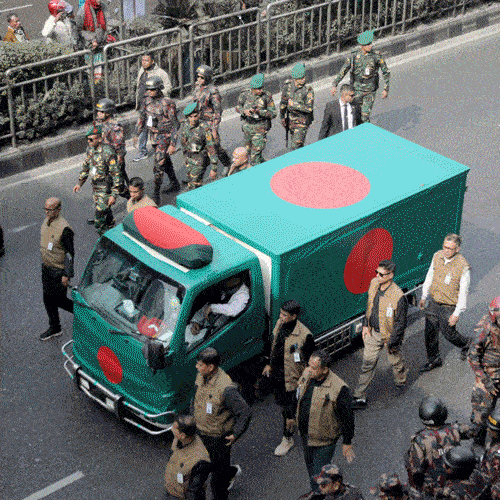 খালেদা জিয়ার শেষকৃত্যে যোগ দিতে ঢাকার রাস্তায় মানুষের ঢল।