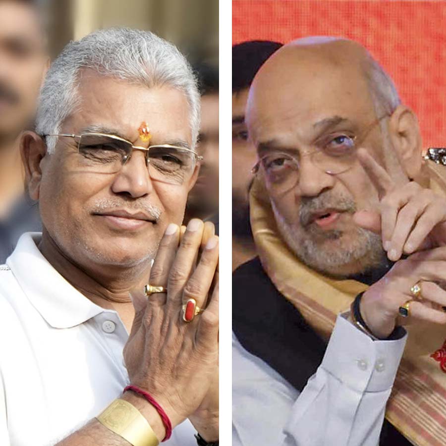 (বাঁ দিকে) মেদিনীপুরের প্রাক্তন বিজেপি সাংসদ দিলীপ ঘোষ। কেন্দ্রীয় স্বরাষ্ট্রমন্ত্রী অমিত শাহ (ডান দিকে)। —ফাইল চিত্র।