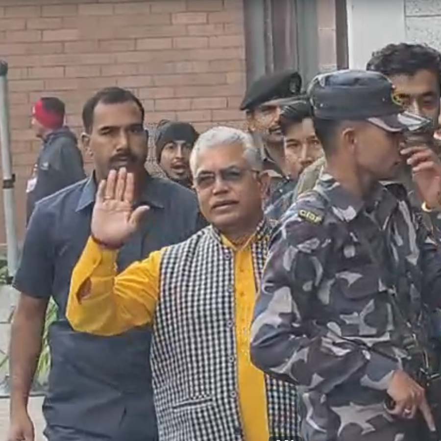 অমিত শাহের বৈঠকে যোগ দিতে যাওয়ার মুখে সল্টলেকের হোটেলে দিলীপ ঘোষ।