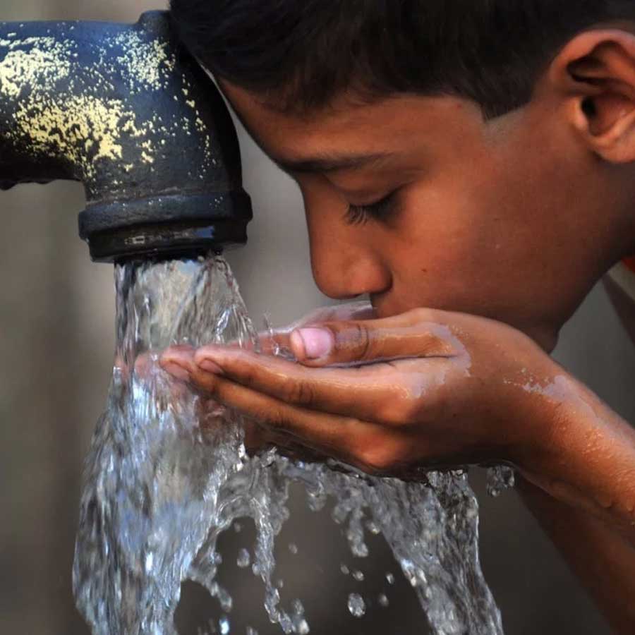 পুরসভার পানীয় জলের কল। মধ্যপ্রদেশের ইনদওরে এমন পানীয় জল থেকেই বিষক্রিয়া ছড়িয়েছে বলে অভিযোগ।