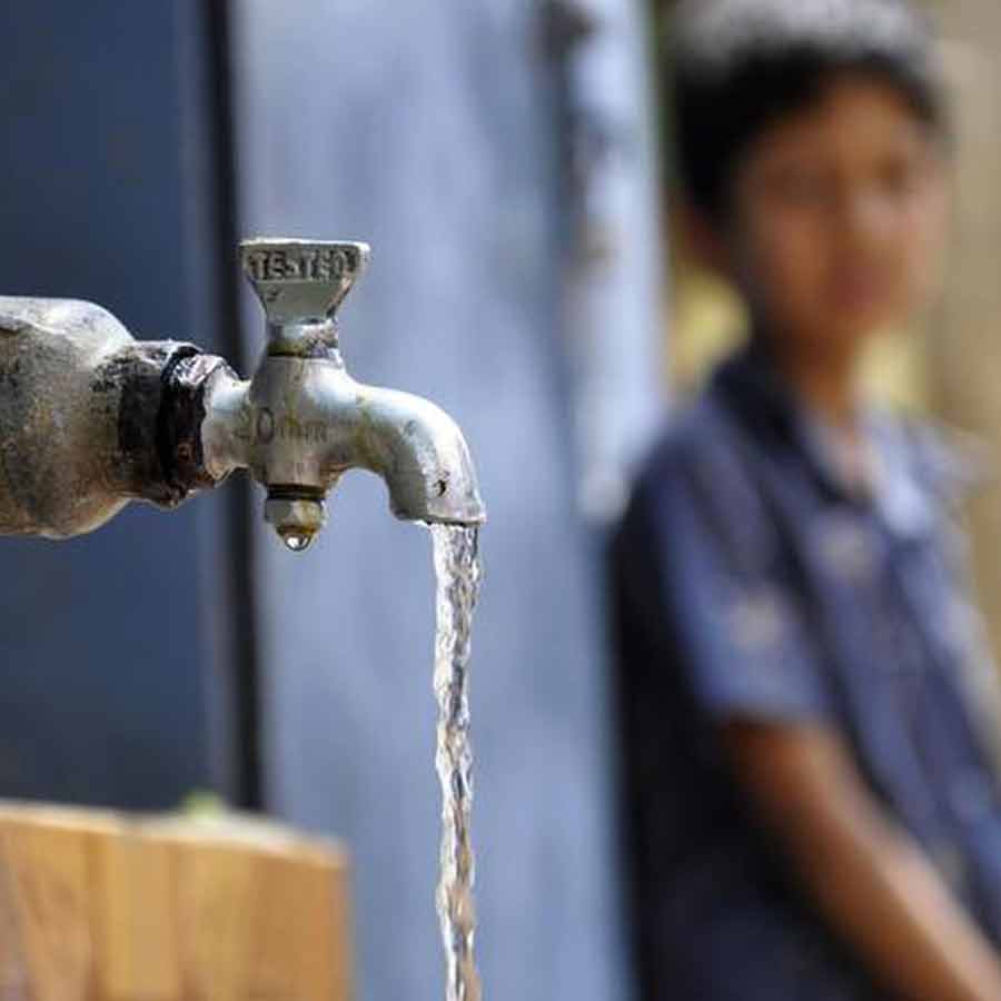 পুরসভার পানীয় জলের কল। মধ্যপ্রদেশের ইনদওরে এমন পানীয় জল থেকেই বিষক্রিয়া ছড়িয়েছে বলে অভিযোগ।