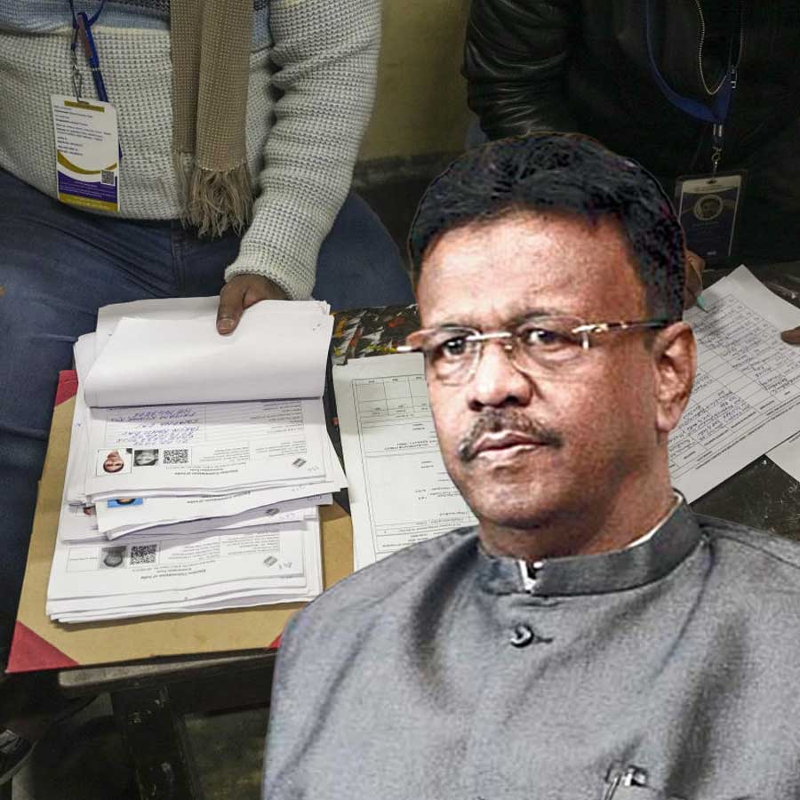 Demand for domicile certificate in KMC regarding SIR, instructions to councilors from Mayor Firhad Hakim\\\\\\\'s office